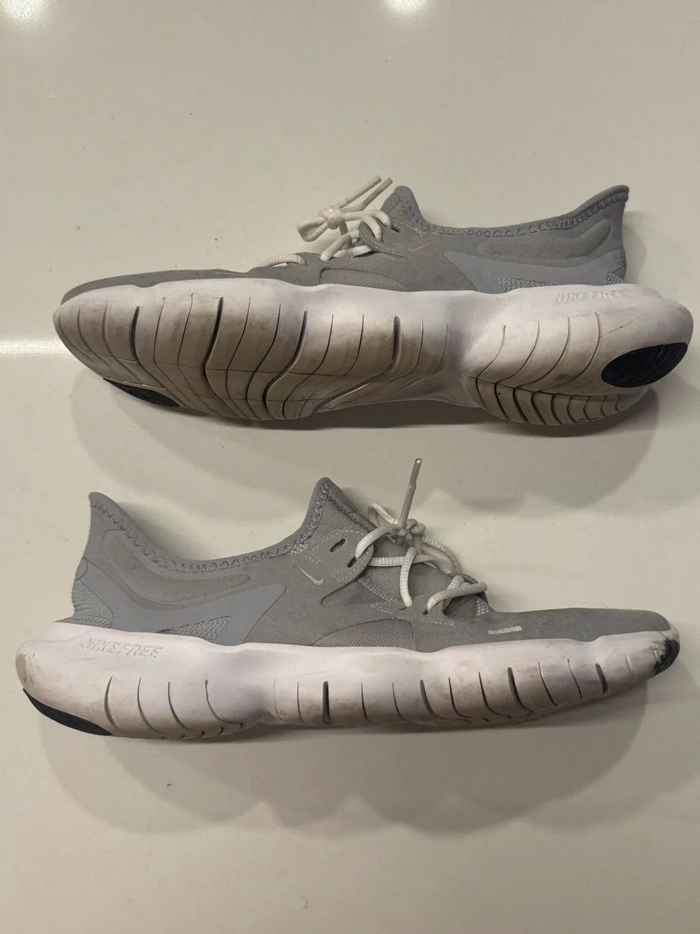 NIKE Free RN 5.0 Men’s Size 10 Grey and White Lightweight Athletic Sneakers